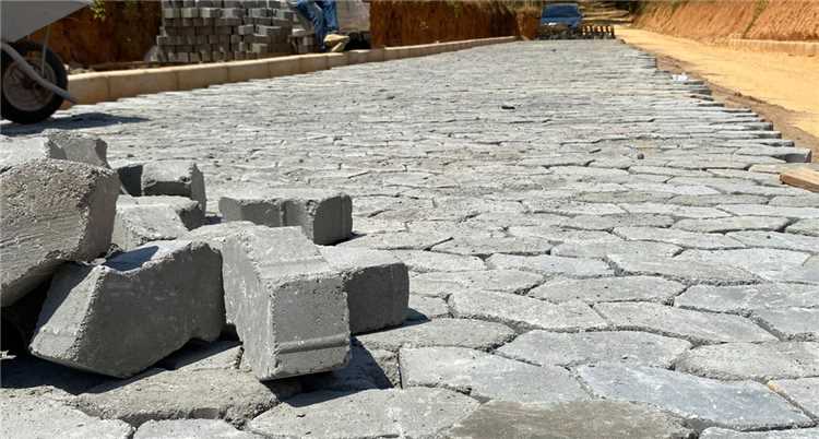 Obras de calçamento do Morro do Madico avançam